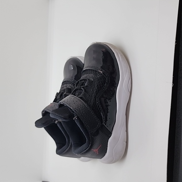 Girls Jordan shoes - Picture 2 of 3